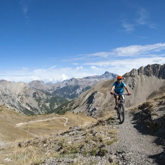 Des chalets au cœur de la montagne en gravel_Arvieux