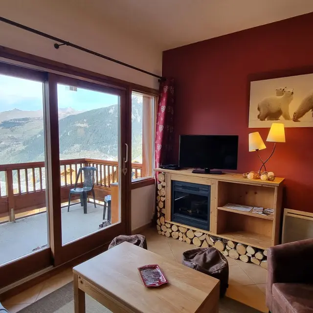 Salon avec vue sur le balcon - appartement F103 Les Girolles