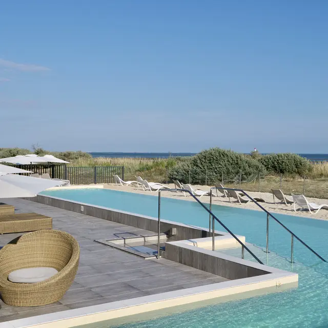 Piscine extérieure avec vue sur l'océan