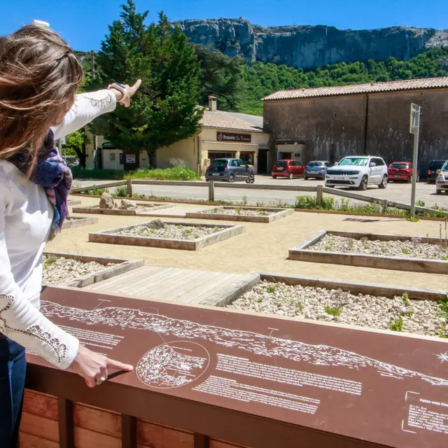 Table d'orientation : esplanade office de tourisme_Plan-d'Aups-Sainte-Baume