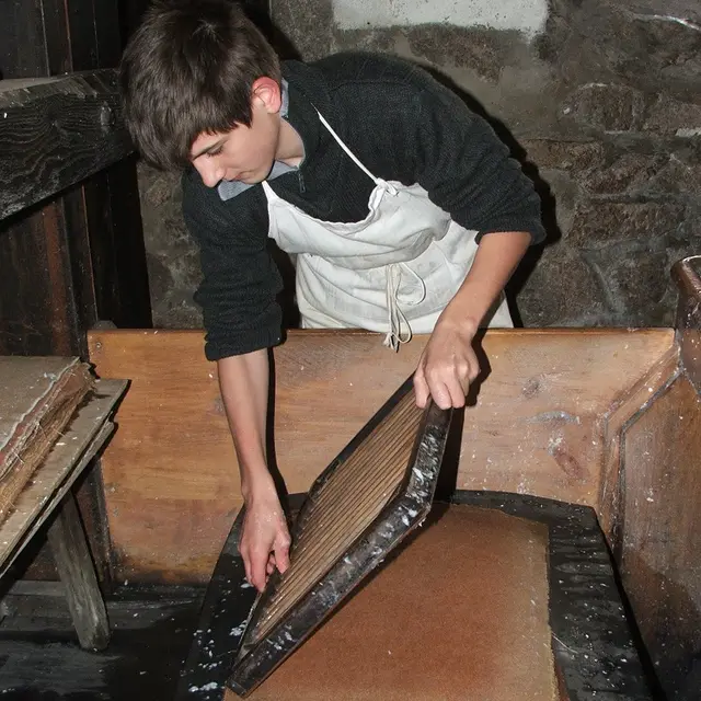 Devenez compagnon papetier et fabriquez votre feuille_Ambert