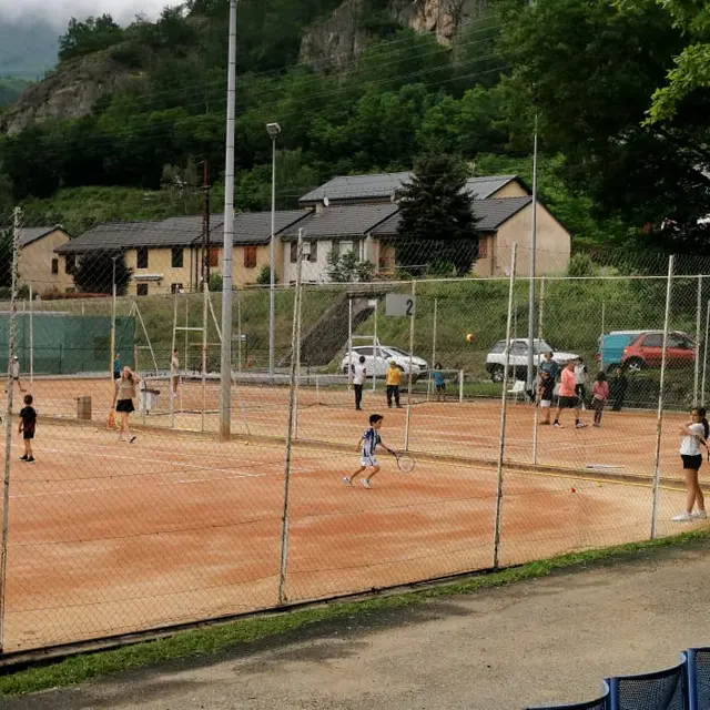 terrain de tennis en terre battue au parc d'espagne à ax les thermes