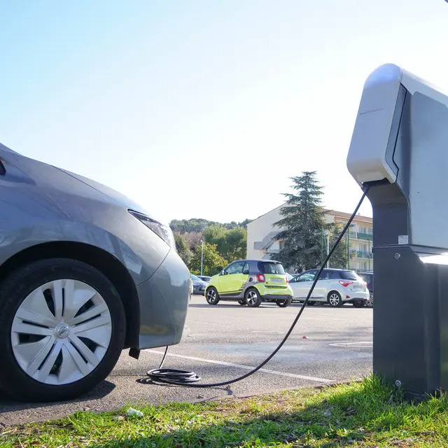 Borne pour recharge des véhicules électriques