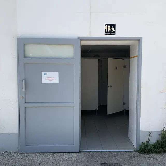 Toilettes publiques proches du port