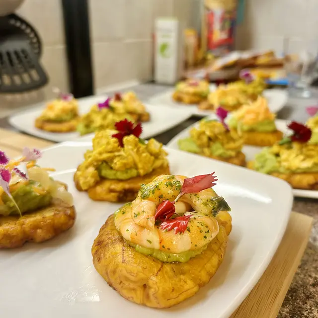 Tapas banane guacamole crevettes