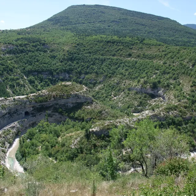 Vue générale du site du Castellac, dans un méandre de la Méouge