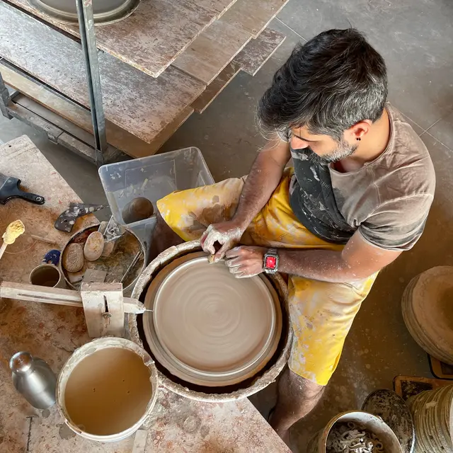 Gilbert en plein tournage d'assiettes