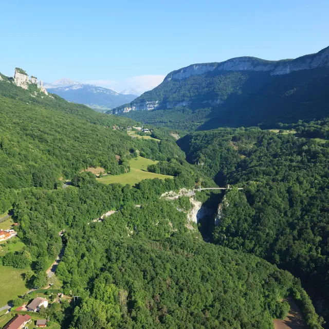 Paysage de l'Albanais : vue aérienne du Pont de l'Abîme