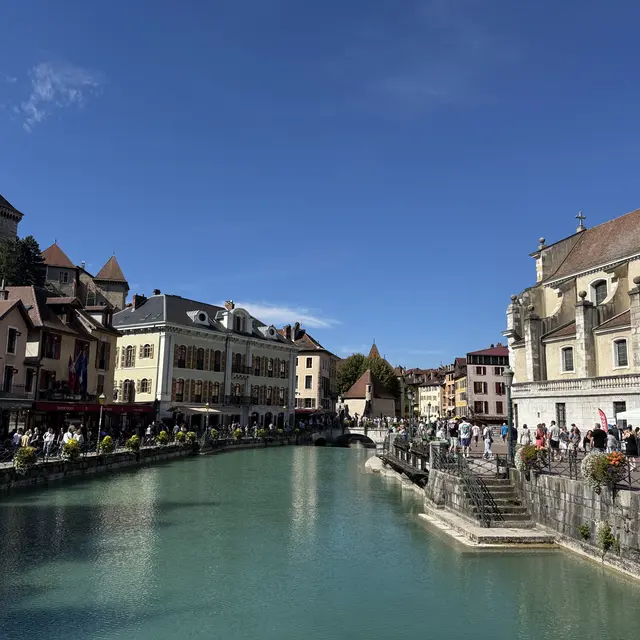 Vieille_ville_d'Annecy_avec_l'Agence_de_voyage_Poudre_d'Escampette.JPG