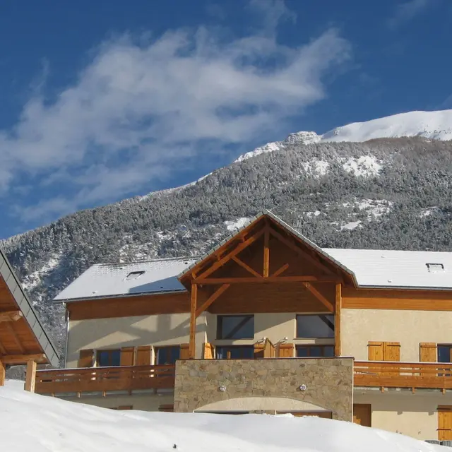 Façade en hiver - Chalet Le Belvédère des Audes SAINT-ANDRÉ-D'EMBRUN