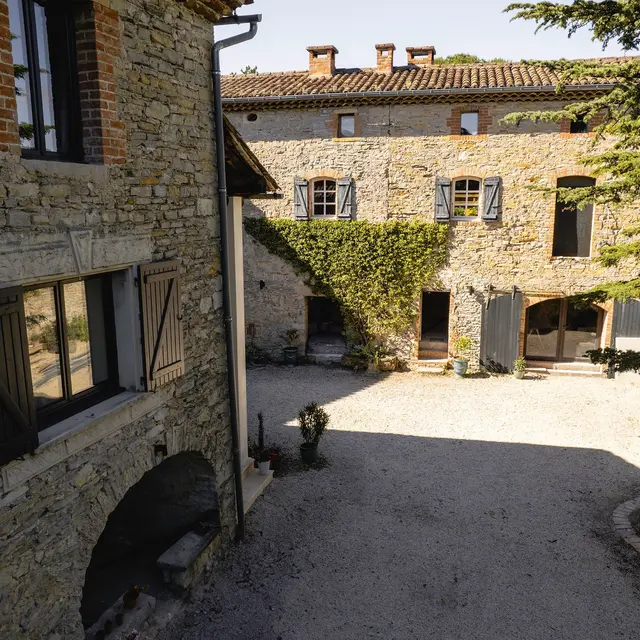 Les Terres Aoyama_Saint-Julien-les-Rosiers