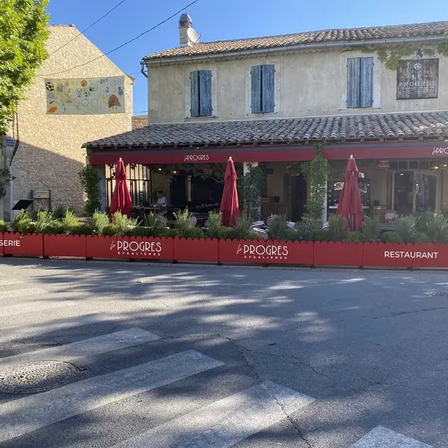 Brasserie Le Progrès à Eygalières Devanture