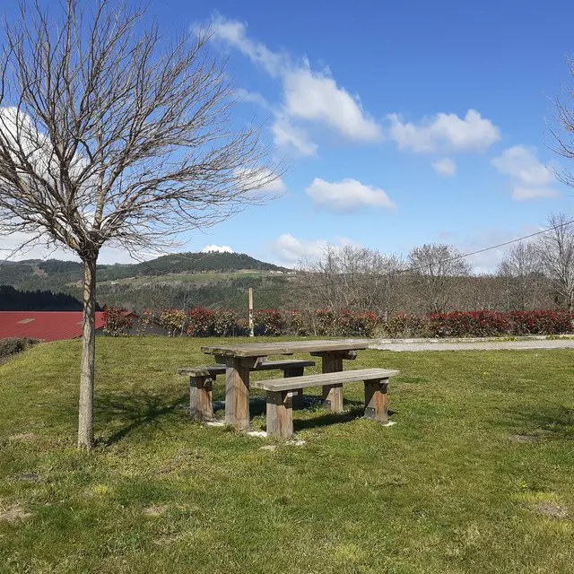 Aire de pique-nique dans le bourg_Lavieu