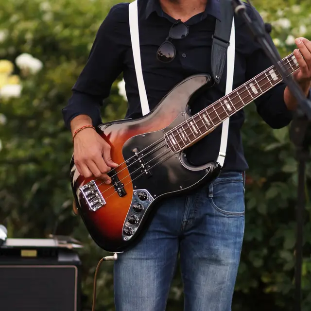 Guitariste pour concert Fais tes vacances