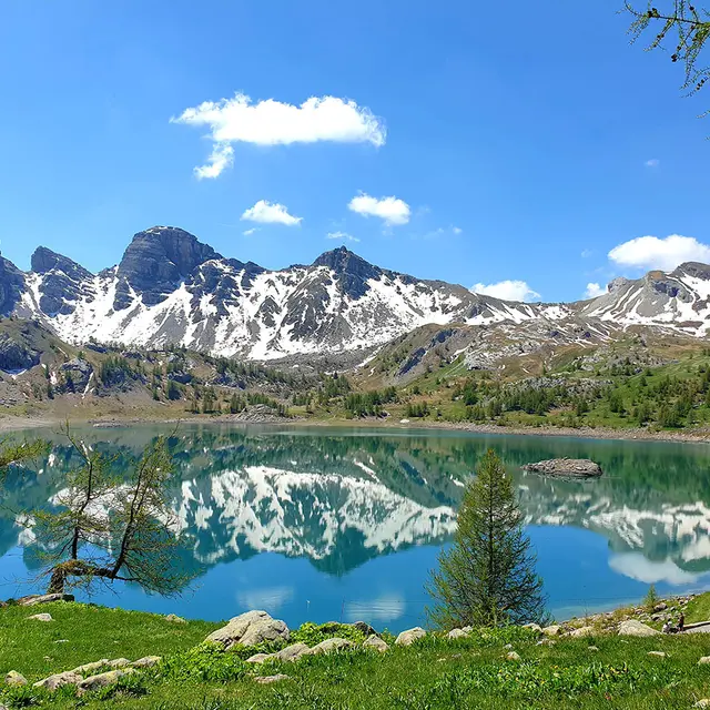 Le lac d'allos en fin de printemps