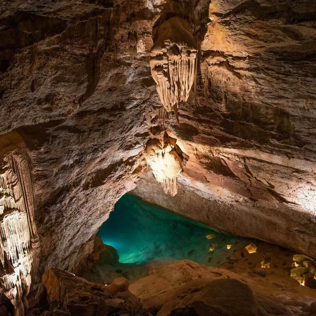 Dégustation œnologique dans la grotte
