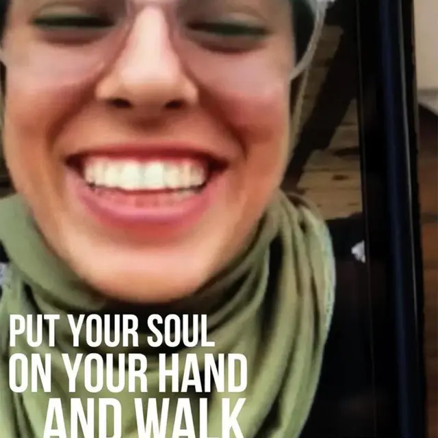 Put your soul on your hand and walk - Cinéalma_Carros