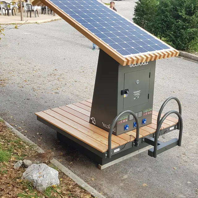 Station de recharge solaire pour vélos_Peyroules