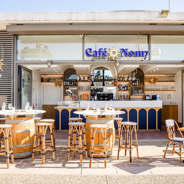 Le Café Nomy sur le Vieux-Port de Saint-Raphaël