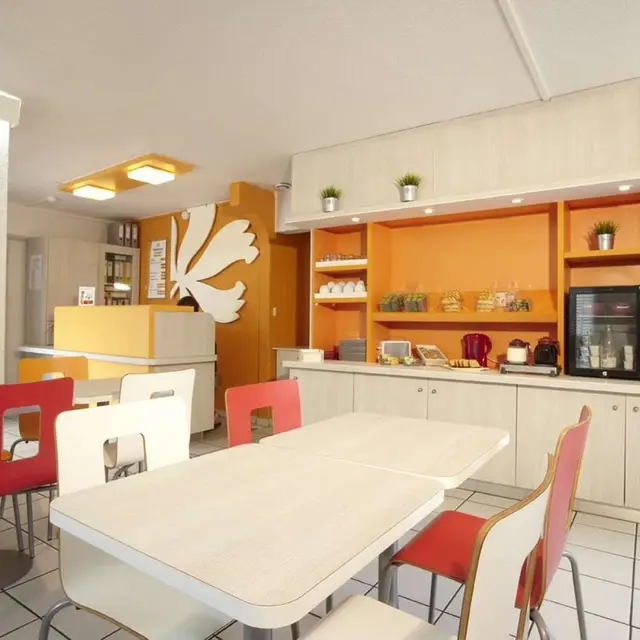 Hôtel Première Classe Avignon Courtine Gare TGV - réception et salle petit déjeuner buffet à volonté