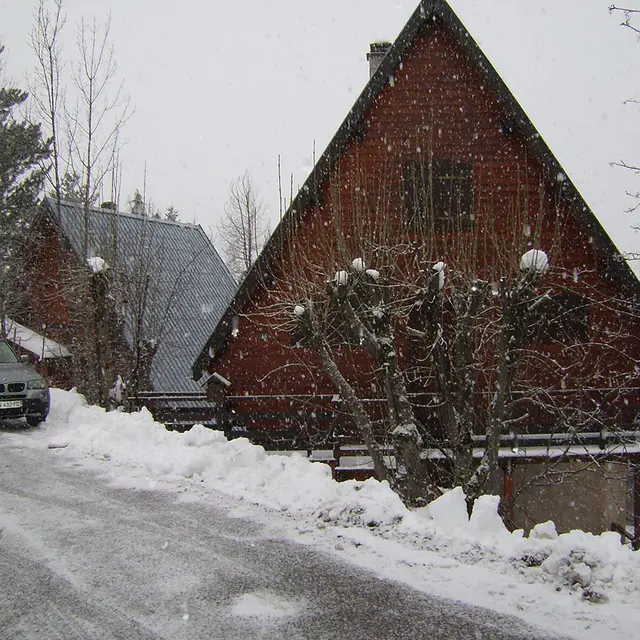 chalet en bois avec balcon, fenêtre, paysage enneigé