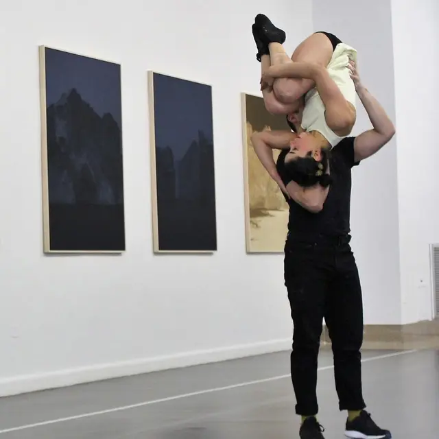 Et si les chaises des musées devenaient des agrès de cirque ?