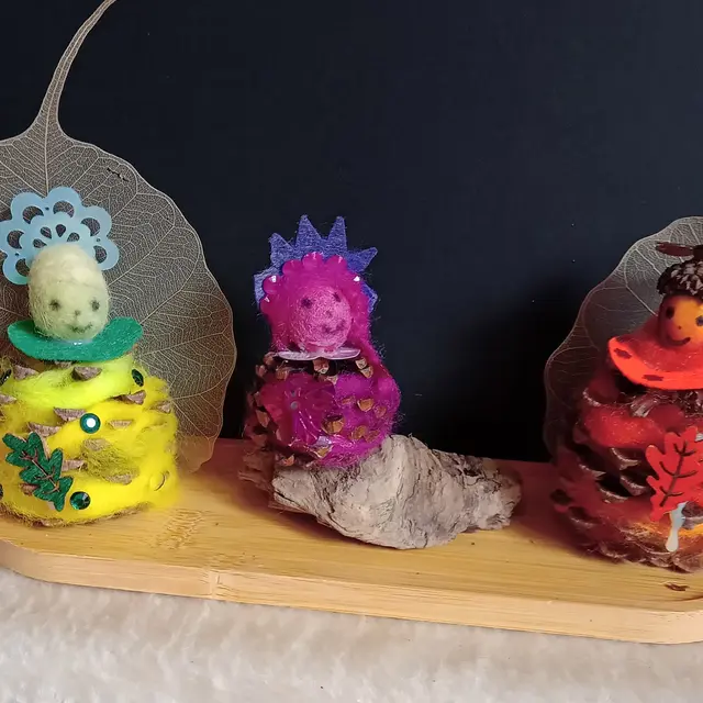 Atelier créatif : La famille royale des lutins en pommes de pin et laine cardée_Morzine
