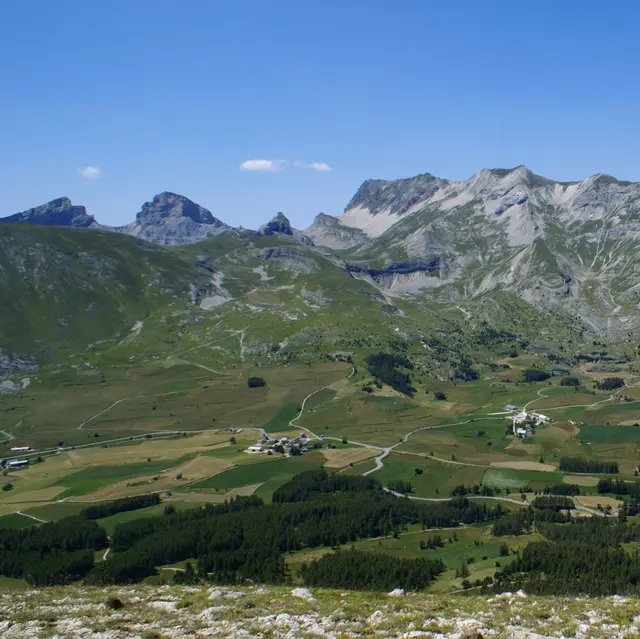Chaîne de montagne entre Le Col du Festre et Le Grand Villard, sur le circuit n°12 La Combe de l'eau, Dévoluy, Hautes-Alpes