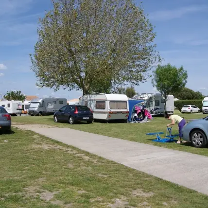 Emplacement tentes, caravanes et camping-cars