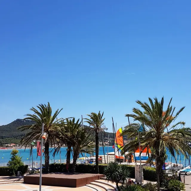 Vue du balcon face aire de spectacles et école de voile