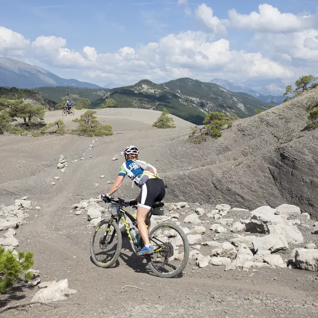 Stage VTT accompagné : domptez la légende des Terres Noires_Château-Arnoux-Saint-Auban
