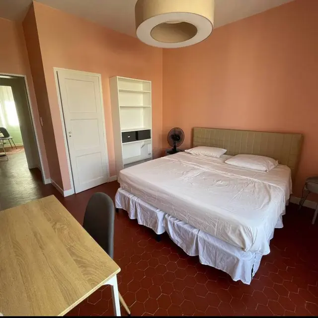 Chambre ocre configuration lit double