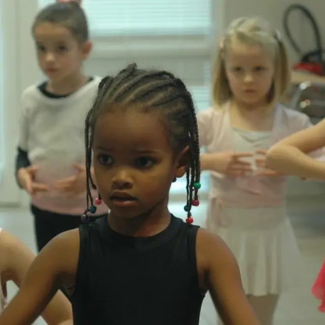 Cours de danse classique enfant à Loix pour les locaux à l'année