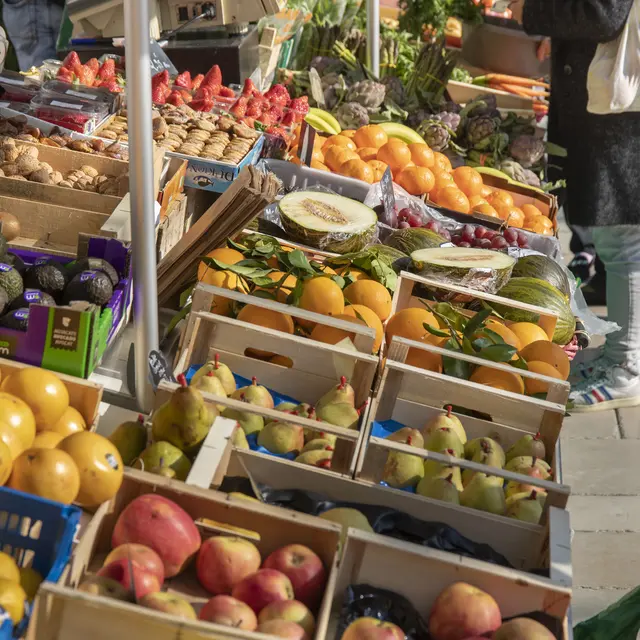 Marché hebdomadaire à Cassis