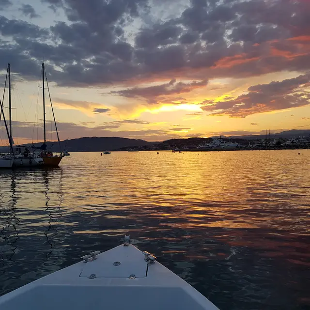 Location de bateau sans permis à Cannes couché de soleil avec Solar Boat