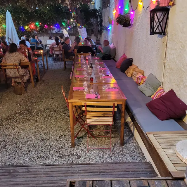 Terrasse sous la tonnelle