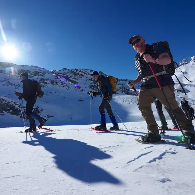 Vers les crêtes et sommets enneigés du Queyras_Saint-Véran