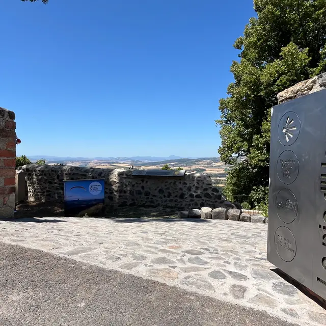 Belvédère sur la Chaîne des Puys_Usson
