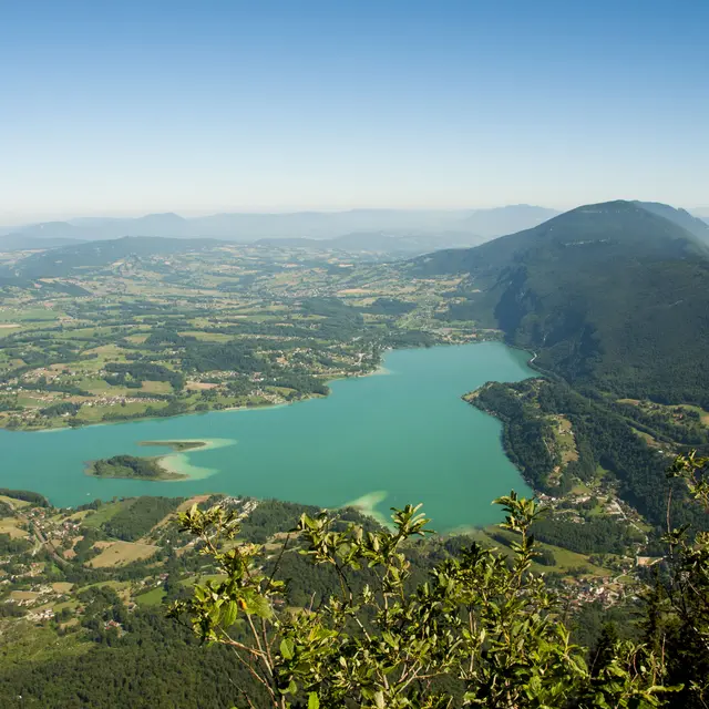 Le lac d'Aiguebelette vu du Mont Grêle