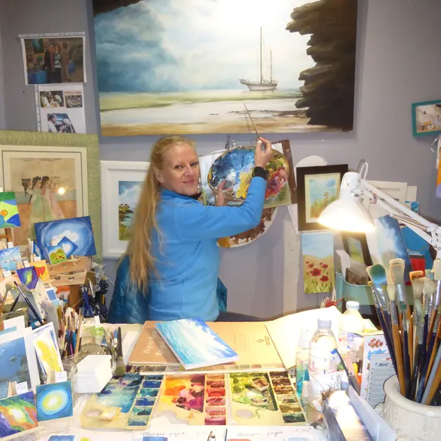 Mireille dans son atelier