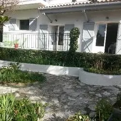 Vue du fond du jardin. Fenêtre cuisine et de 2 chambres