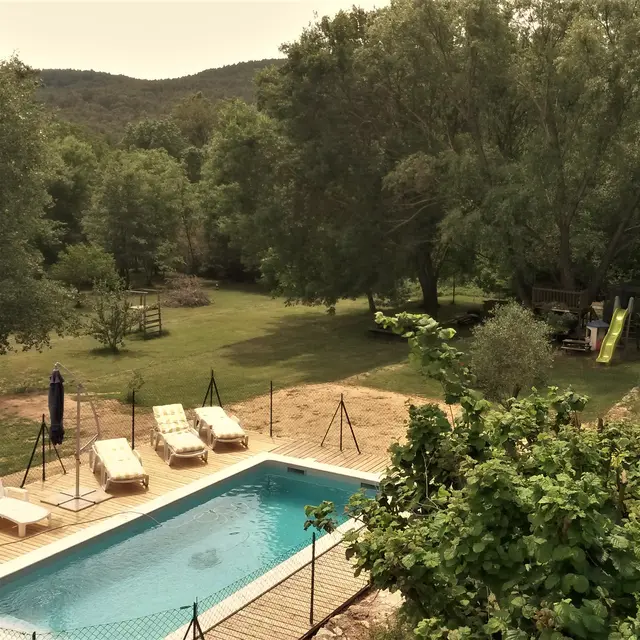 Vue generale piscine-jardin