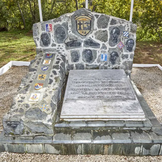 Stèle en hommage aux armées libératrices et à la Brigade des Maures