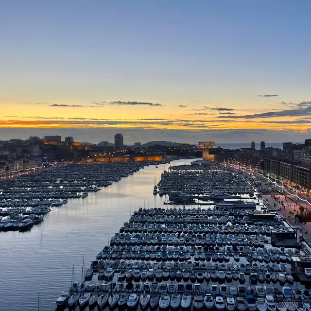 Vieux port Marseille au crépuscule