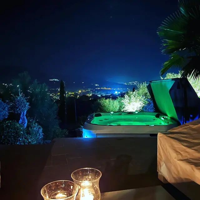 Jacuzzi & vue colline