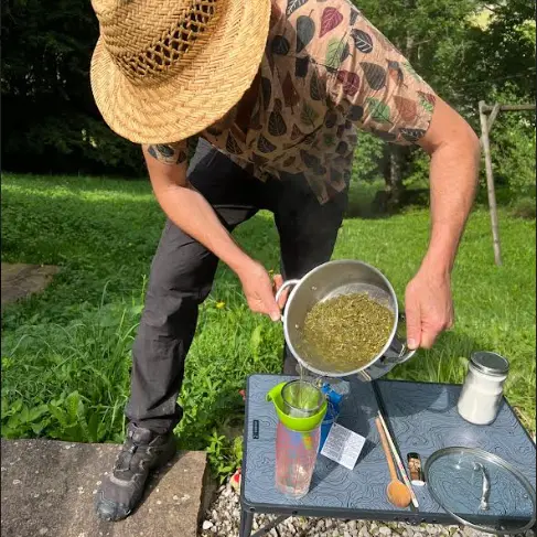 Atelier 7-11 ans Cueillette et fabrication de sirop de sapin et d'épicéa_Le Grand-Bornand
