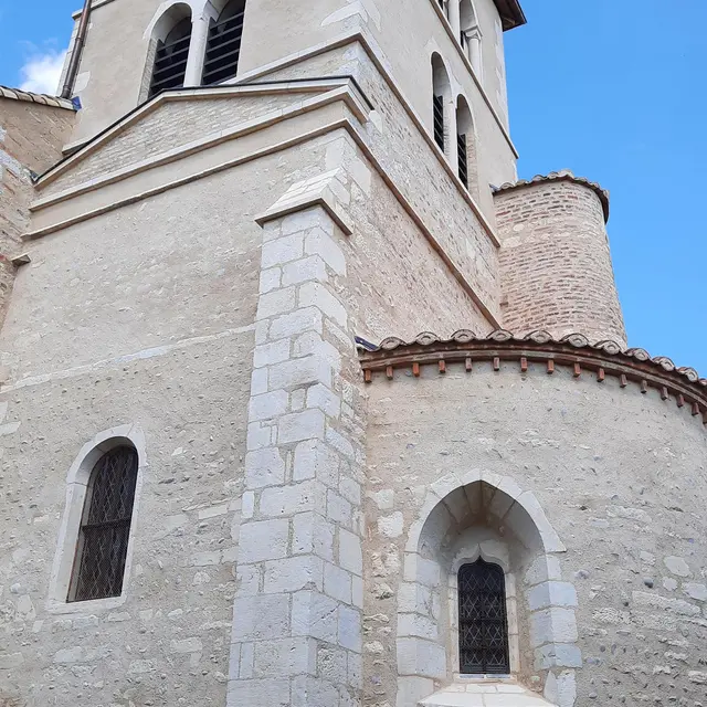 L'église au cœur du village de Lapeyrouse