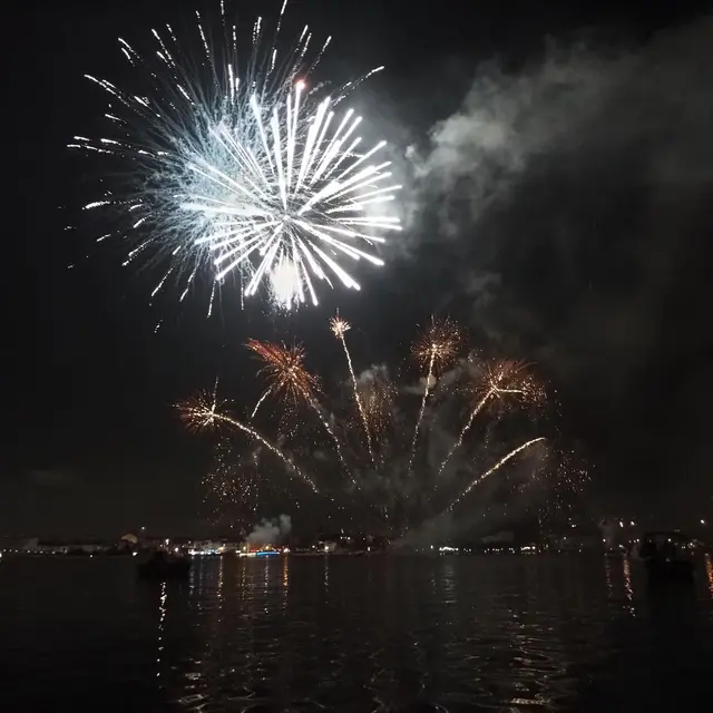 Feu d'artifice depuis un bateau_Martigues