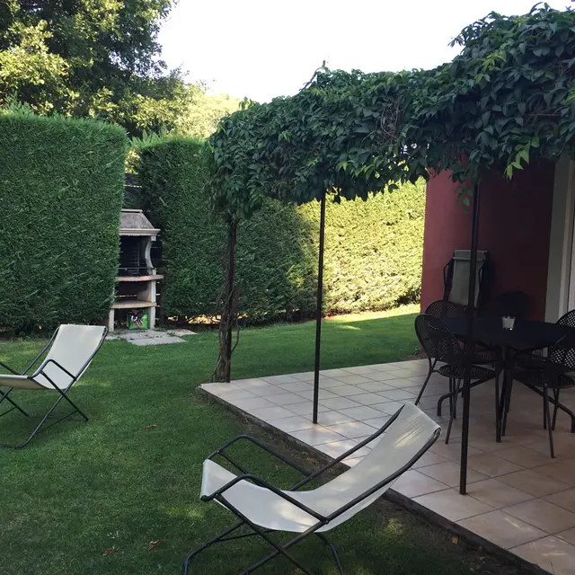 terrasse-villa-de-vacances-en-france.jpeg