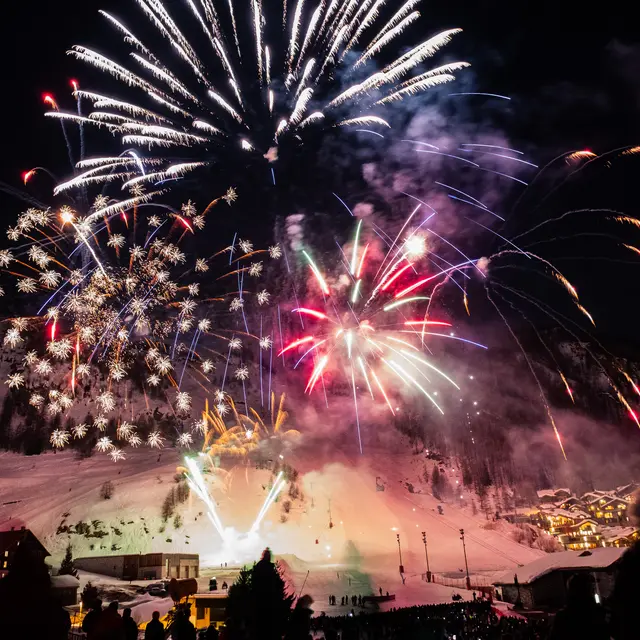 Feux d'artifice sur le front de neige de Val d'Isère